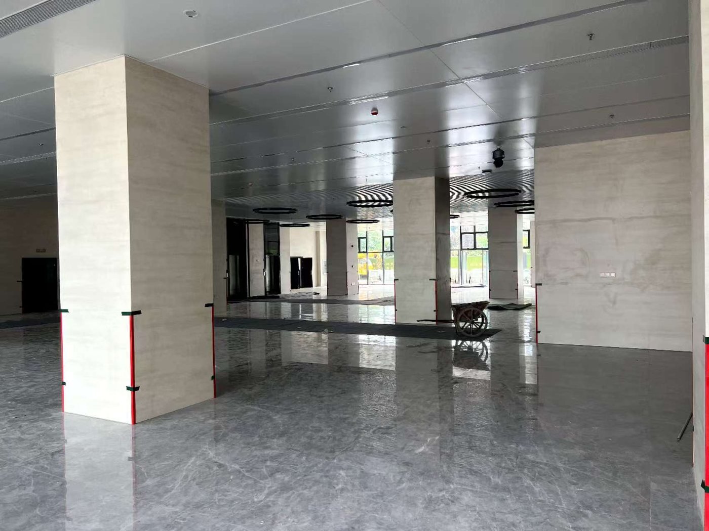 Sintered stone flooring and columns in a commercial lobby