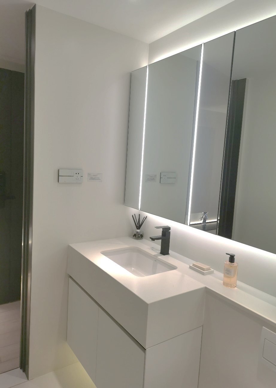 Sintered stone vanity top with integrated basin